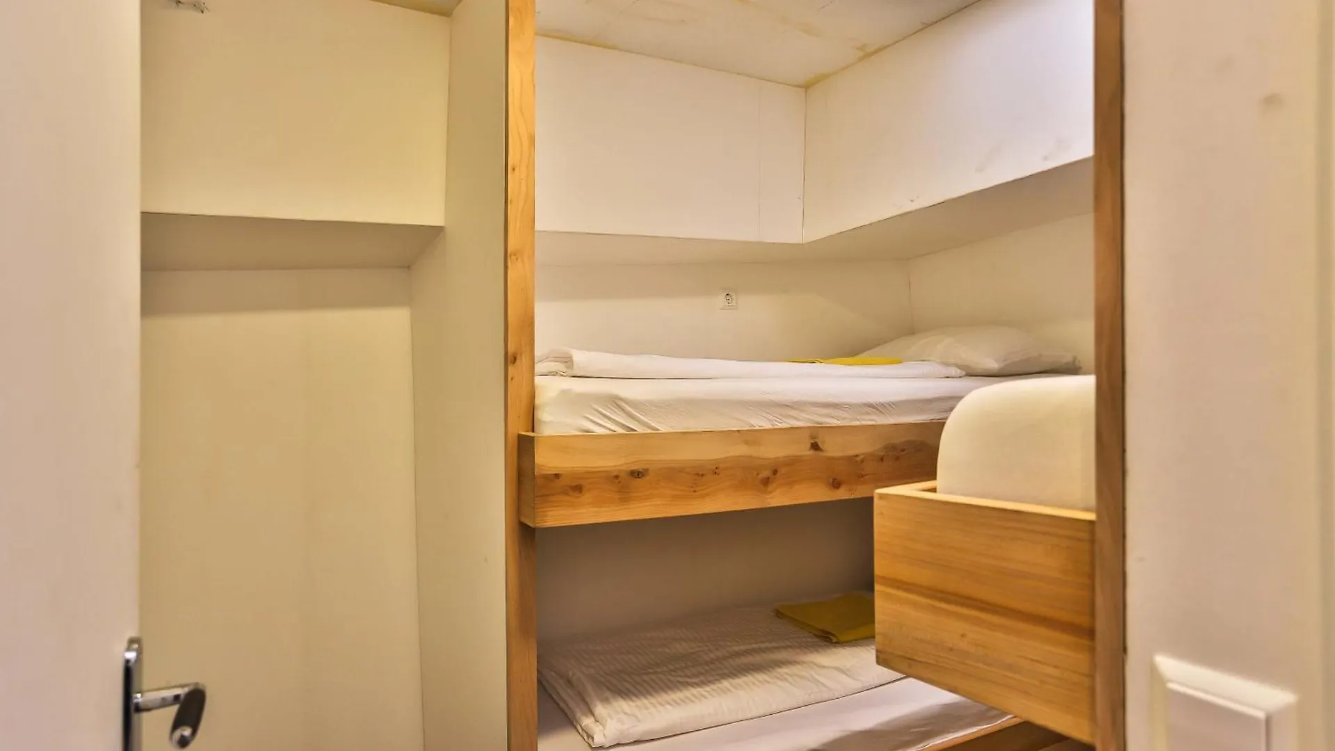 Hotelschip Bracksand Amsterdam City, In De Zomer En De Winter! Netherlands
