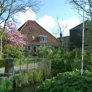 Voorhuis En Klein Waterland Bed & Breakfast